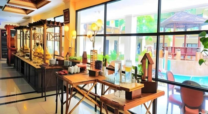 ヤスロ ホテル レストラン&コンベンション Jombang エクステリア 写真
