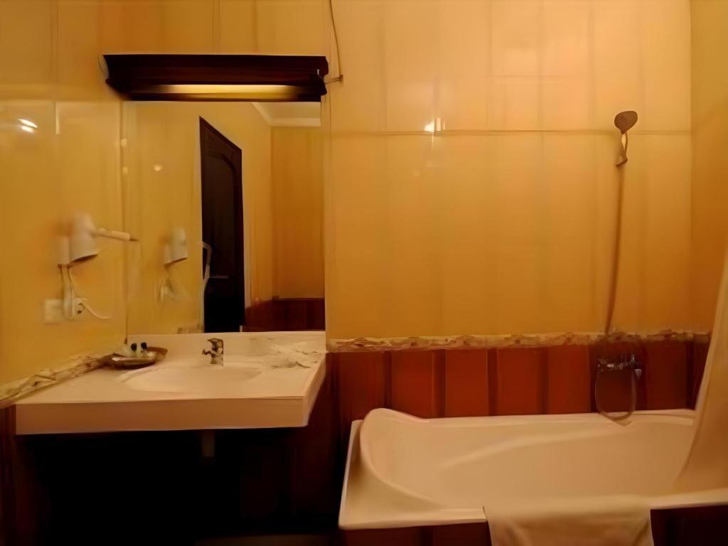 ヤスロ ホテル レストラン&コンベンション Jombang エクステリア 写真